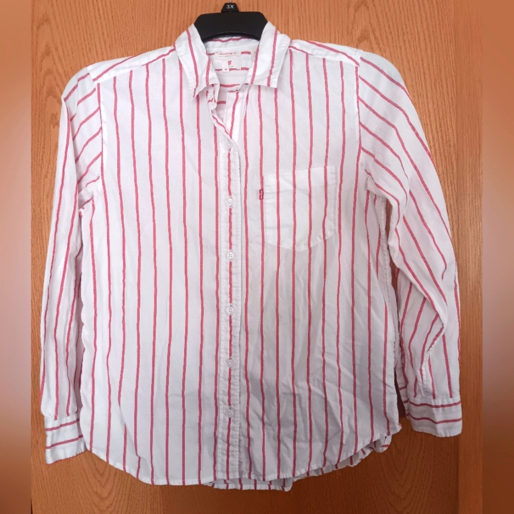 Men's size small,  Levi's button front shirt